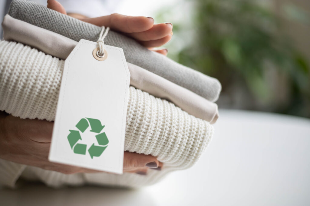 Moda Sustentável: Marcas investem em matérias-primas recicladas e divulgam coleções com menor impacto ambiental.